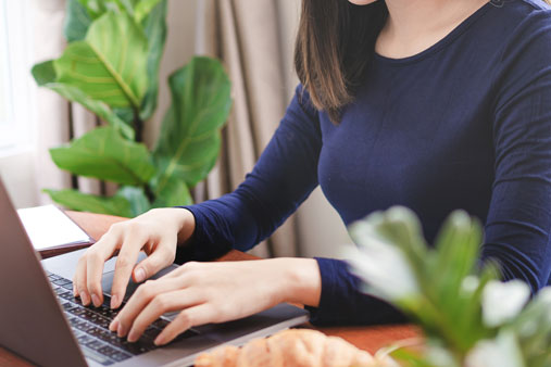 woman in laptop